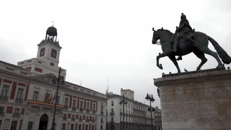 Puerta-Del-Sol-Mit-Statue-Von-Carlos-III