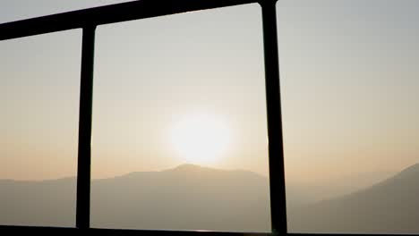 Schöner-Sonnenaufgang-Bei-Bisle-Ghat-Ka-India-Bewegung-Zwischen-Sicherheitsstangen