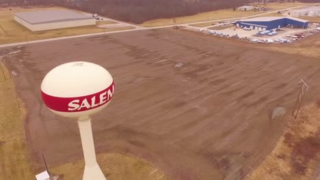 Imágenes-Aéreas-De-Drones-Hd-De-La-Torre-De-Agua-Ubicada-En-La-Zona-Rural-De-Salem,-Il