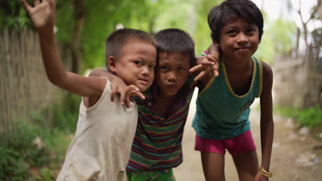 Drei-Kleine-Birmanische-Kinder,-Die-In-Die-Kamera-Schauen