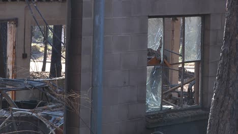 Lagerfeuer-Verbrannte-Gebäude-Mit-Zerbrochenen-Fenstern