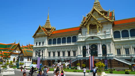 Bangkok,-Tailandia:-Alrededor-De-Un-Lapso-De-Tiempo-Panorámico-De-Una-Multitud-De-Turistas-En-El-Gran-Palacio-En-Bangkok,-Tailandia