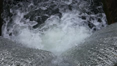 El-Agua-Que-Fluye-A-Través-De-La-Antigua-Compuerta-De-Esclusa-Que-Hace-Cascada,-El-Gran-Canal-De-Dublín,-Irlanda