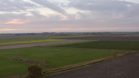 Zona-De-Agricultura-Rural,-Durante-La-Puesta-De-Sol,-Al-Suroeste-De-Los-Países-Bajos