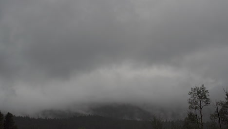 Zeitraffer-Von-Gewitterwolken-Und-Nebel,-Der-Durch-Die-Berge-Rollt