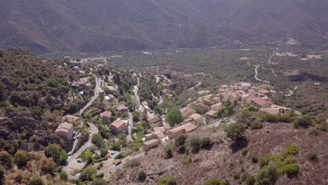 Luftaufnahmen-Eines-Einsamen,-Korsischen-Dorflama