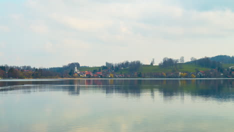 Einspielung-Des-Tegernsees-Und-Des-Dorfes-Gmund-Im-Hintergrund