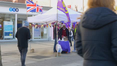 Ukip,-Unabhängigkeitspartei-Des-Vereinigten-Königreichs-Stehen-In-Der-Hauptstraße