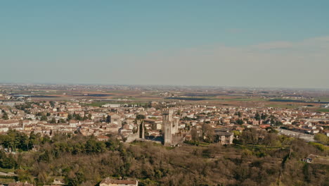 Drone-shot-over-Scaligero-castle,-Verona-Italy