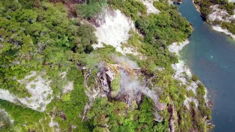 Drohnenansicht-Des-Waimangu-Geothermal-Park,-Rotorua,-Neuseeland