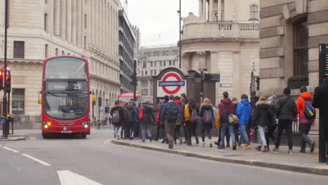 ZOOM-OUT-on-school-children-visiting-the-financial-district-of-London