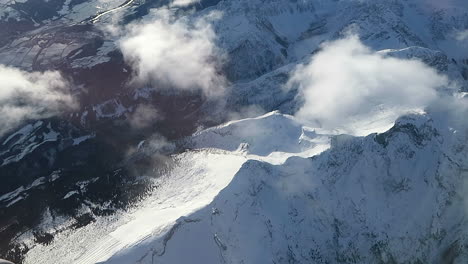 Aufnahmen,-Die-Durch-Die-Wolken-über-Die-Schneebedeckten-Alpen-Blicken