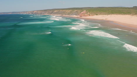 Antena:-Surfeando-La-Playa-De-Bordeira-En-El-Algarve,-Portugal