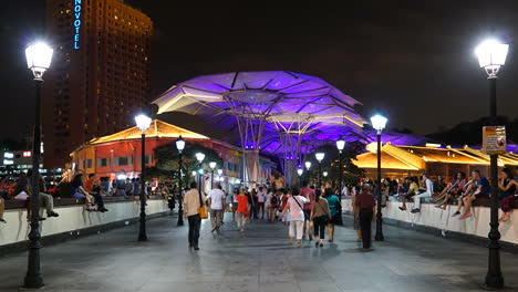 Singapur---Alrededor-De-Lapso-De-Tiempo-Multitudes-De-Personas-Se-Mueven-A-Lo-Largo-De-La-Pasarela-En-El-Muelle-Clarke-De-Singapur