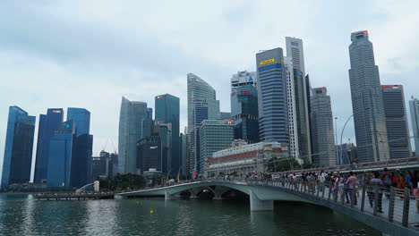 Singapur---Zeitraffer-Von-Tag-Und-Nacht-über-Der-Skyline-Von-Singapur