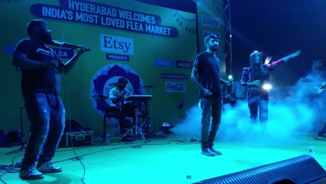 Banda-De-Rock-Actuando-En-El-Escenario-En-Hyderabad
