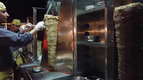 Chef-Haciendo-Sándwiches-De-Shawarma-En-Un-Restaurante