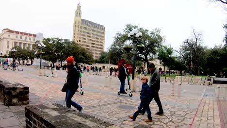 Ciudades-Como-San-Antonio-Son-Progresistas-Cuando-Se-Trata-De-Ser-Lo-Más-Ecológicas-Posible,-Con-La-Adición-De-Patinetes-Eléctricos-En-El-Centro,-Más-Personas-Utilizan-Un-Transporte-Limpio