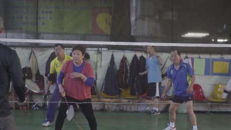 Zeitlupe-Alter-Taiwanesischer-Leute,-Die-Badminton-Spielen