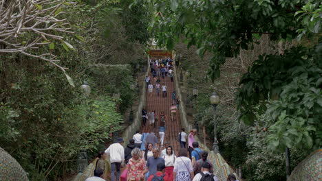 Many-tourists-at-the-steps-at-Wat-Phra-That-Doi-Suthep,-Chiang-mai,-Thailand