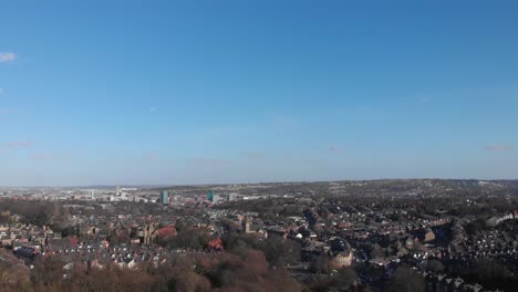 4k-Sheffield-City-Drohne-Luftaufnahme-Landschaft-Am-Blauen-Sommerhimmel