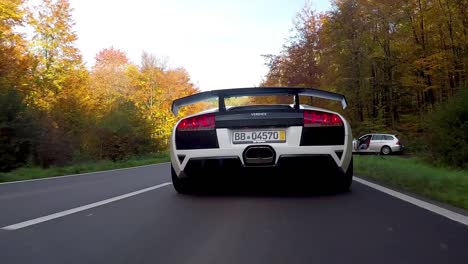 Lamborghini-Von-Hinten-Während-Der-Fahrt-Durch-Den-Herbstlichen-Waldweg