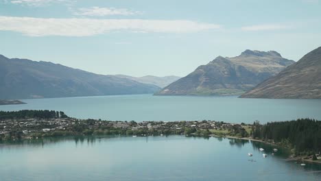 Beautiful-view-of-Queenstown,-New-Zealand-with-Lake-Wakatipu-and-mountains-in-background
