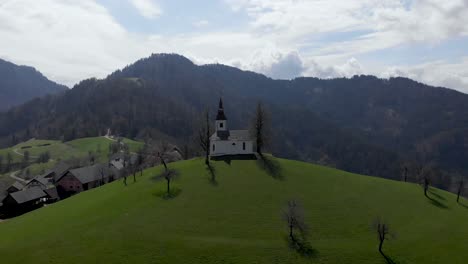 Cerrando-A-La-Iglesia-De-Saint-Tomaz,-Eslovenia