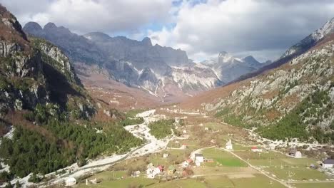 Die-Schönheit-Der-Albanischen-Alpen,-Die-Das-Tal-Hinunterfliegen,-Mit-Der-Bergkette-Der-Albanischen-Alpen-Im-Hintergrund