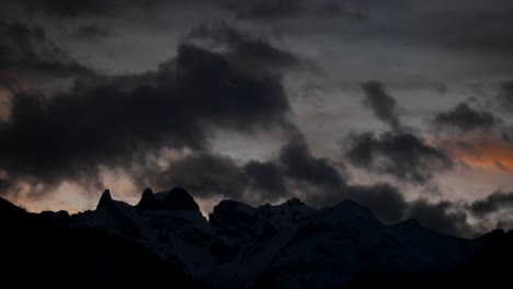 Sonnenuntergang-Und-Wolken-Im-Zeitraffer-über-Der-Bergkette