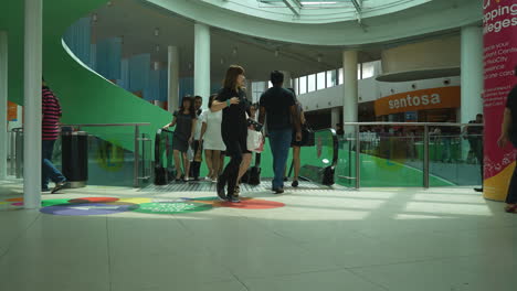 Singapur---Ca.-Leute,-Die-In-Der-Rolltreppe-Pendeln,-Kaufen-überfülltes-Einkaufszentrum