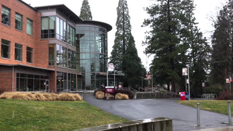 Edificios-Del-Campus-Y-Biblioteca-Hannon-En-La-Universidad-Del-Sur-De-Oregon-En-Ashland,-Oregon-Durante-Un-Día-Nevado-De-Invierno