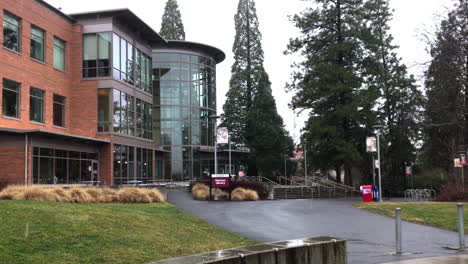 Campus-buildings-and-Hannon-Library-at-the-Southern-Oregon-University-in-Ashland,-Oregon-during-a-snowy-winter-day