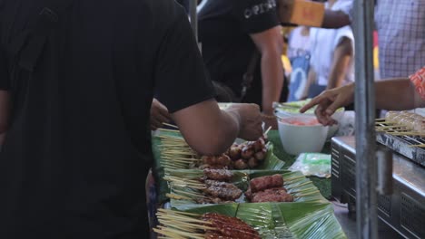Thailänder-Kaufen-Lebensmittel-Auf-Einem-Straßenmarkt-In-Thailand
