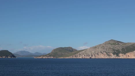 Toma-Panorámica-De-Islas-Montañosas-En-Medio-Del-Mar-Tirreno-De-Cerdeña-Con-Cielo-Azul