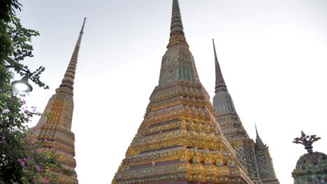 Puesta-De-Sol-Cerca-Del-Templo-En-Bangkok,-Tailandia