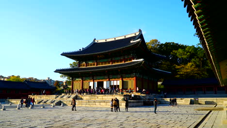 Seúl-Corea-Del-Sur---Alrededor-Del-Palacio-Changdeokgung-Timelapse-Patrimonio-De-La-Unesco-Y-Punto-De-Referencia-De-Seúl-Corea-Del-Sur-Con-Gente-Y-Hermoso-Cielo-Azul