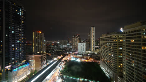 Bangkok,-Tailandia---Alrededor-De-Un-Lapso-Aéreo-Nocturno-De-Tráfico-Que-Pasa-Por-La-Ciudad-De-Bangkok,-Tailandia