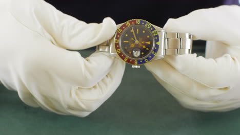 Coleccionista-De-Relojes-Profesional-Presenta-Un-Reloj-Rolex-De-Lujo