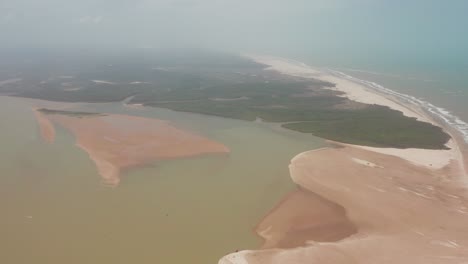 Luftaufnahme:-Kitesurfen-Im-Flussdelta-Von-Parnaiba,-Nordbrasilien