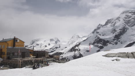 Toma-Panorámica-De-La-Cabaña-De-Montaña-En-Medio-Del-área-Del-Glaciar-Rodeada-Por-El-Zermatt