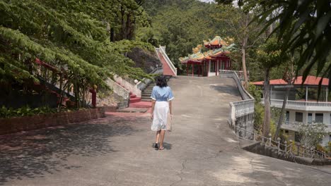 Frau-Zu-Fuß-Im-Chinesischen-Asiatischen-Tempelbereich