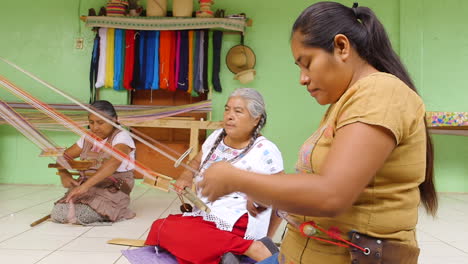 Mujeres-Zapotecas-Tejiendo-Artesanía-En-Oaxaca