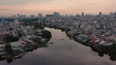 Fliegen-über-Einen-Der-Kanäle-Im-Bezirk-7-Ho-Chi-Minh-Stadt