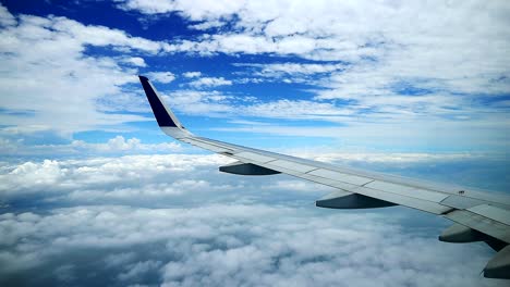 Himmlischer-Wolkenblick-Aus-Flugzeugfenstern