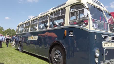 Königsblauer-Retro-Bus-Bei-Einem-Verkehrsfest