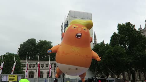 Multitudes-De-Personas-Se-Reunieron-Para-Ver-El-Globo-Baby-Trump-En-El-Jardín-De-La-Plaza-Del-Parlamento-El-Día-Que-El-Presidente-Donald-Trump-Visitó-El-Reino-Unido-El-4-De-Junio-De-2019