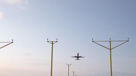 Toma-Estática-Estrecha-Del-Avión-Que-Sale-Del-Aeropuerto-Internacional-De-Leeds-Bradford-En-Yorkshire-En-La-Hermosa-Mañana-De-Verano-Con-Sistema-De-Iluminación-De-Aproximación-En-Primer-Plano