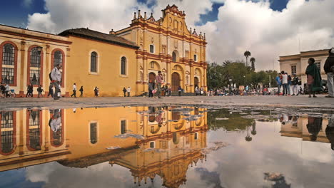 Hauptkathedrale-Und-Regenspiegelung-Auf-Dem-Boden-In-San-Cristobal-De-Las-Casas,-Chiapas,-Mexiko,-Erschossen-Passanten
