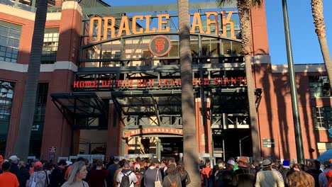 Zeitraffervideo-Von-Leuten,-Die-Schlange-Stehen,-Um-In-Das-Baseballstadion-Oracle-Park-In-San-Francisco,-Kalifornien,-Zu-Gelangen